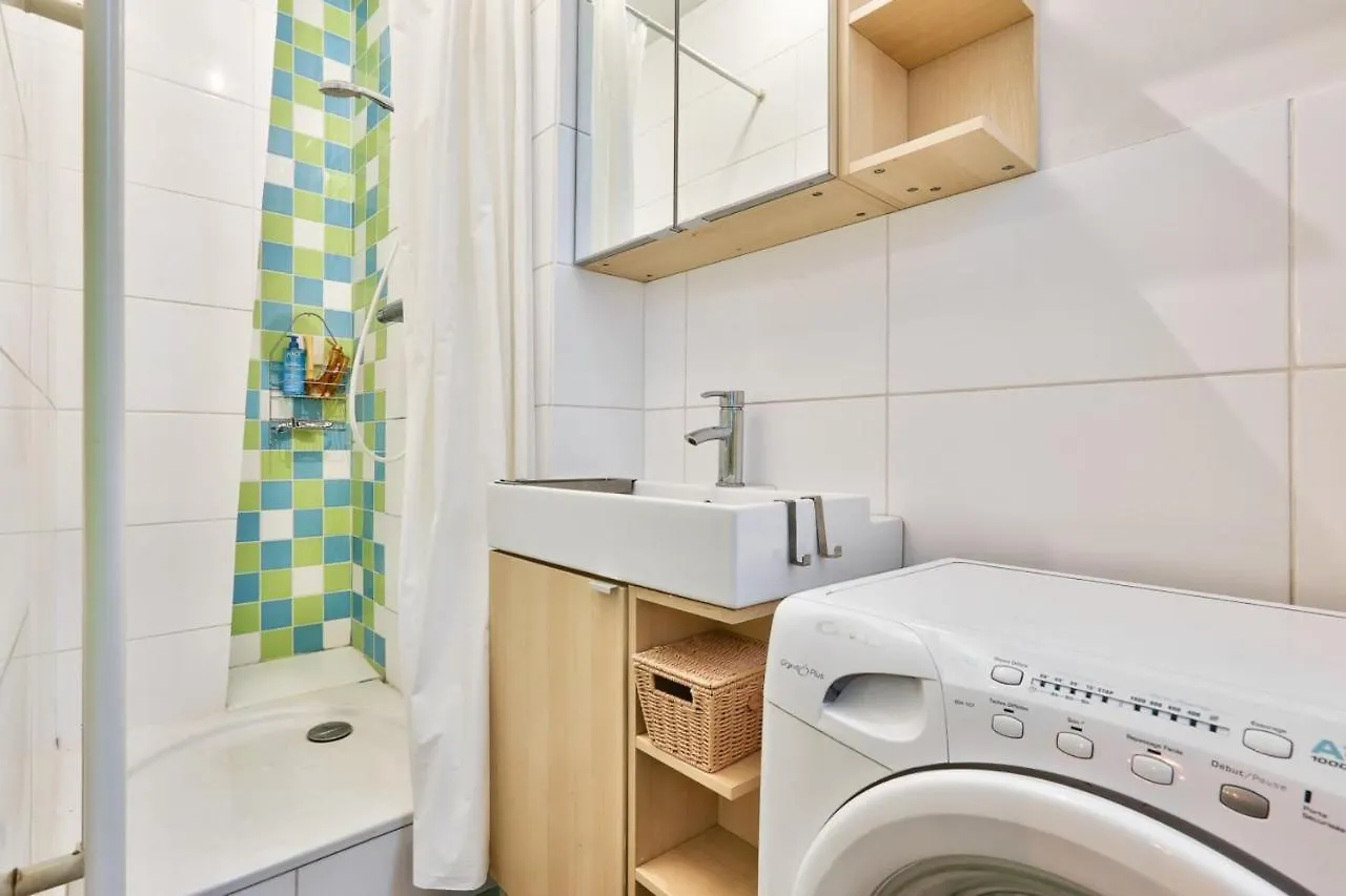 Charming Apartment For 2 People - Paris 20 0*,  France